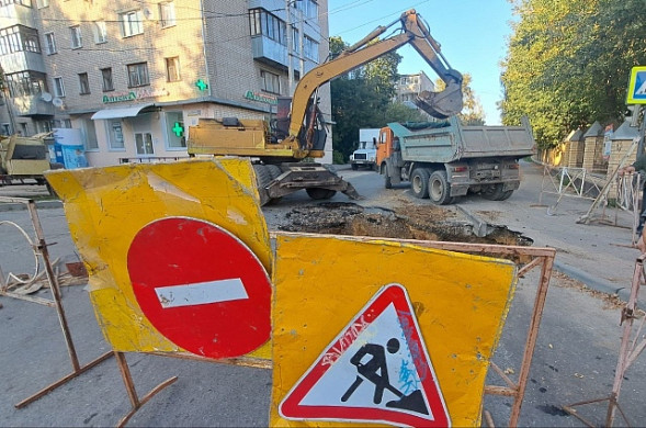 В Иванове на 2-й Ефимовской устраняют аварию на трубопроводе